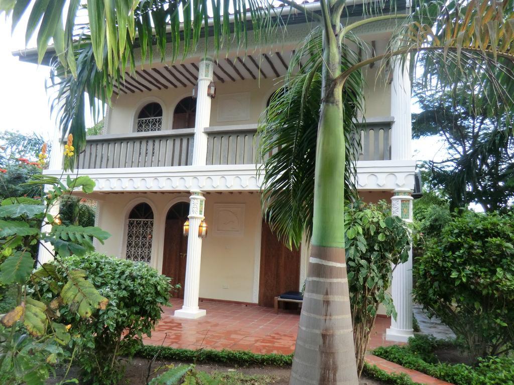 Villa Lamuhouse Diani Beach Exterior photo